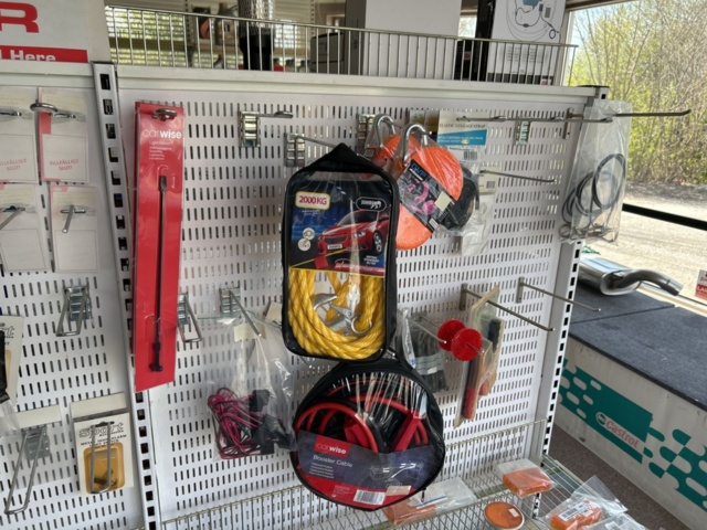 1332683-10 Reservdelslager med blandade fordonsdetaljer