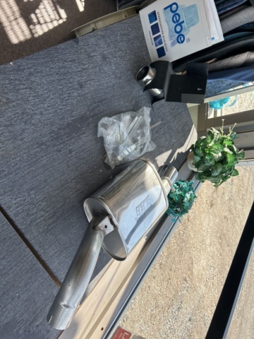 1332683-11 Reservdelslager med blandade fordonsdetaljer