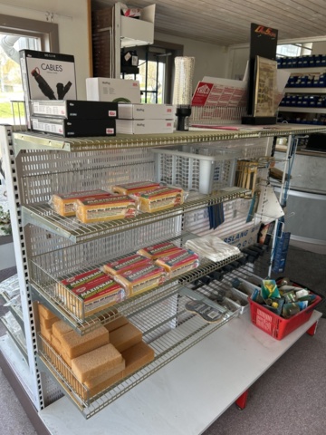 1332683-12 Reservdelslager med blandade fordonsdetaljer