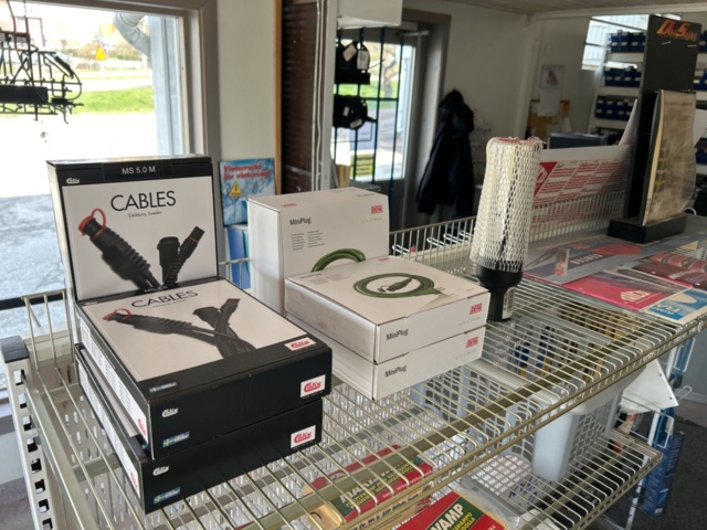 1332683-13 Reservdelslager med blandade fordonsdetaljer