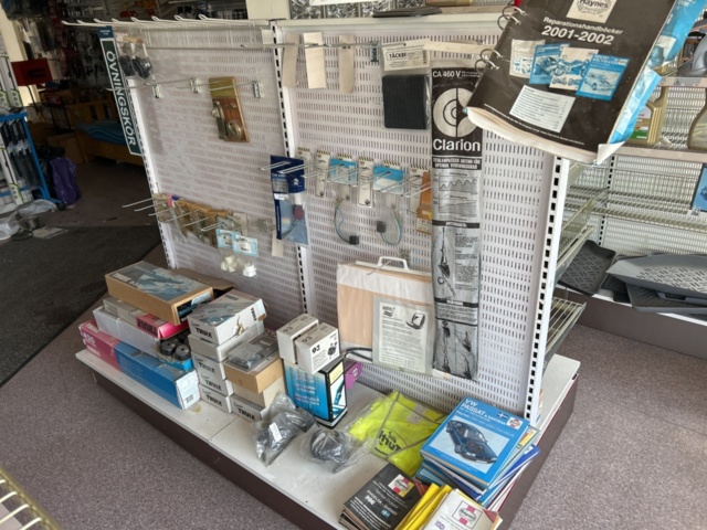 1332683-14 Reservdelslager med blandade fordonsdetaljer