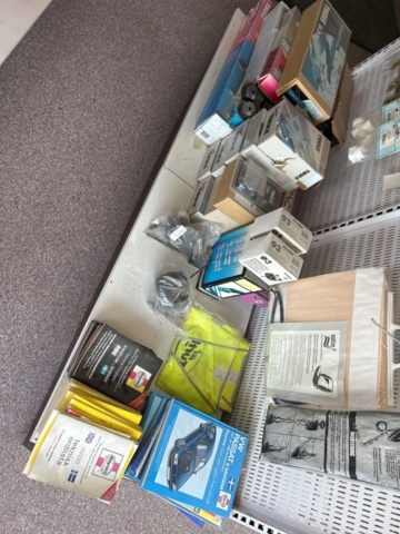 1332683-15 Reservdelslager med blandade fordonsdetaljer