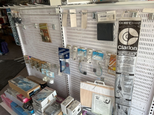 1332683-16 Reservdelslager med blandade fordonsdetaljer