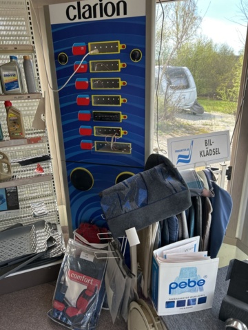 1332683-17 Reservdelslager med blandade fordonsdetaljer