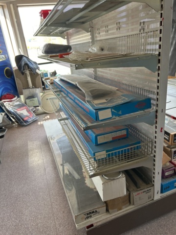 1332683-22 Reservdelslager med blandade fordonsdetaljer