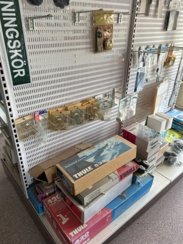 1332683-23 Reservdelslager med blandade fordonsdetaljer