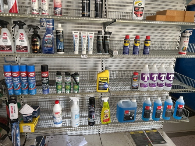 1332683-27 Reservdelslager med blandade fordonsdetaljer