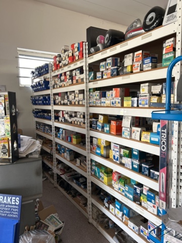 1332683-28 Reservdelslager med blandade fordonsdetaljer