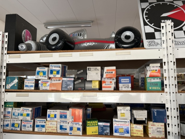 1332683-30 Reservdelslager med blandade fordonsdetaljer