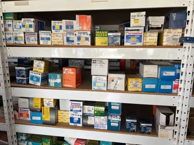 1332683-31 Reservdelslager med blandade fordonsdetaljer