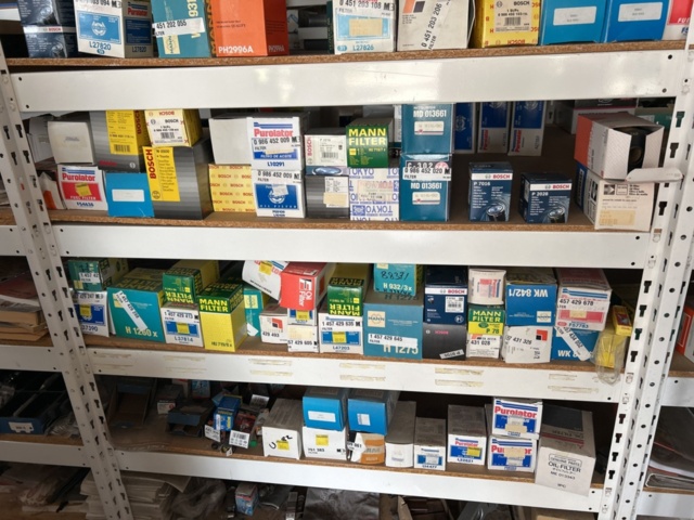 1332683-32 Reservdelslager med blandade fordonsdetaljer