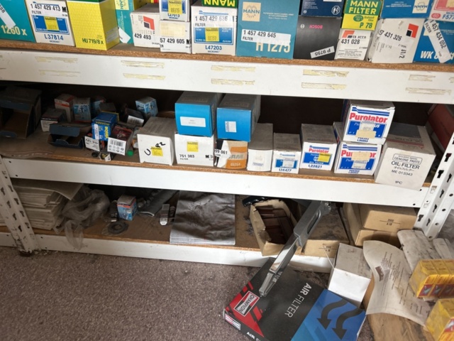 1332683-33 Reservdelslager med blandade fordonsdetaljer