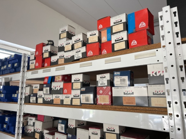 1332683-34 Reservdelslager med blandade fordonsdetaljer