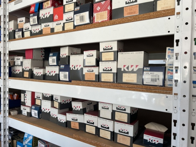 1332683-35 Reservdelslager med blandade fordonsdetaljer