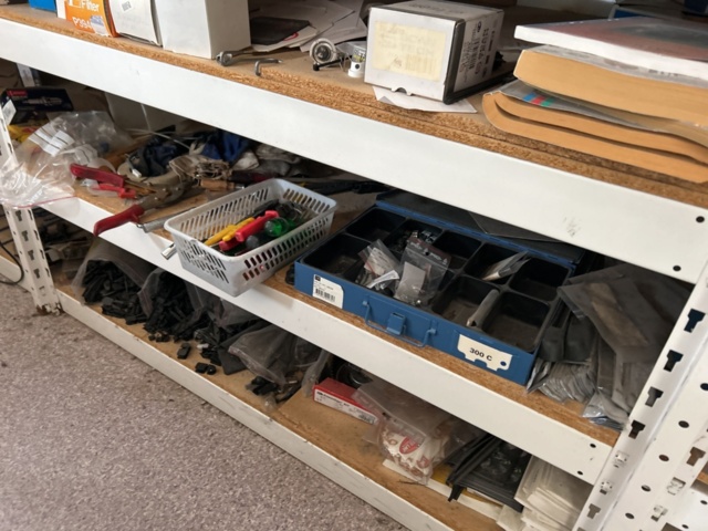 1332683-37 Reservdelslager med blandade fordonsdetaljer