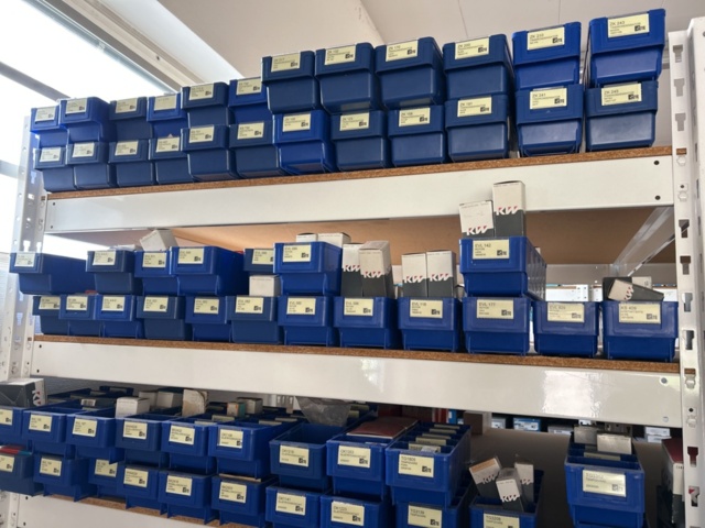 1332683-38 Reservdelslager med blandade fordonsdetaljer