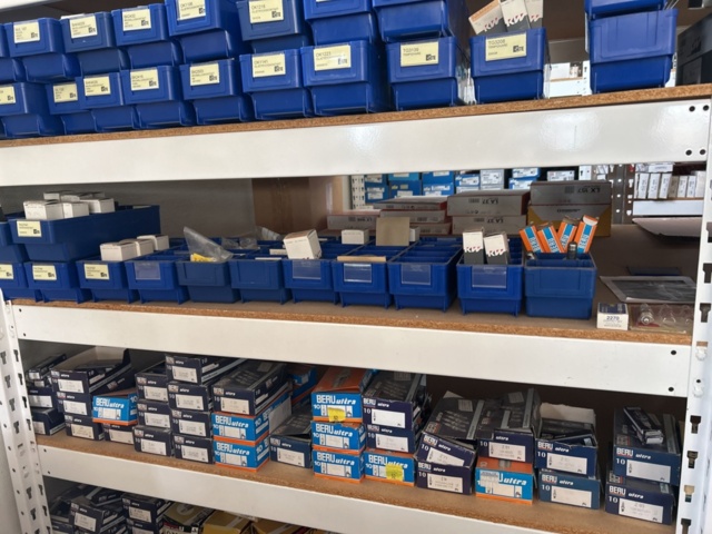 1332683-39 Reservdelslager med blandade fordonsdetaljer