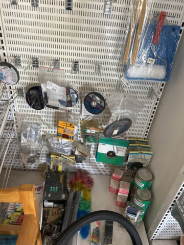 1332683-42 Reservdelslager med blandade fordonsdetaljer