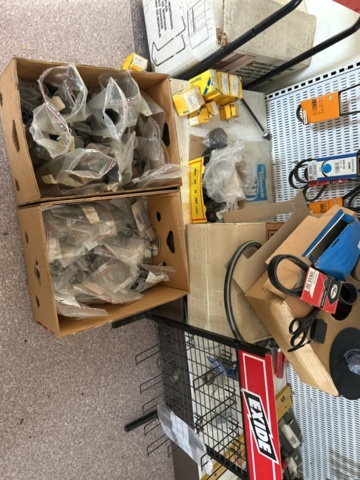 1332683-48 Reservdelslager med blandade fordonsdetaljer