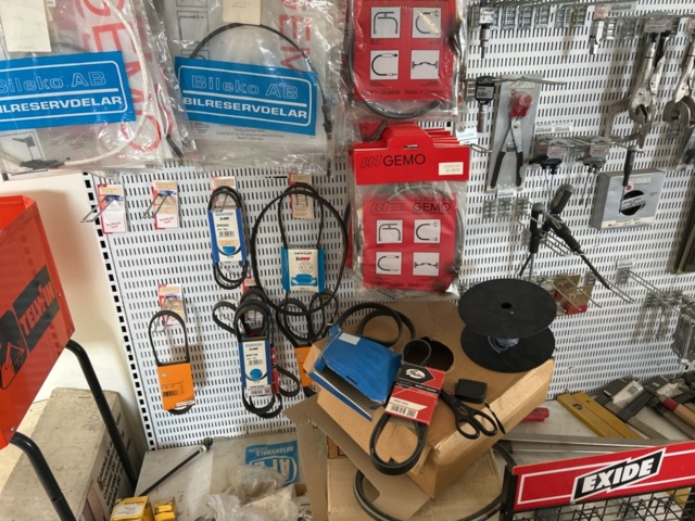 1332683-49 Reservdelslager med blandade fordonsdetaljer