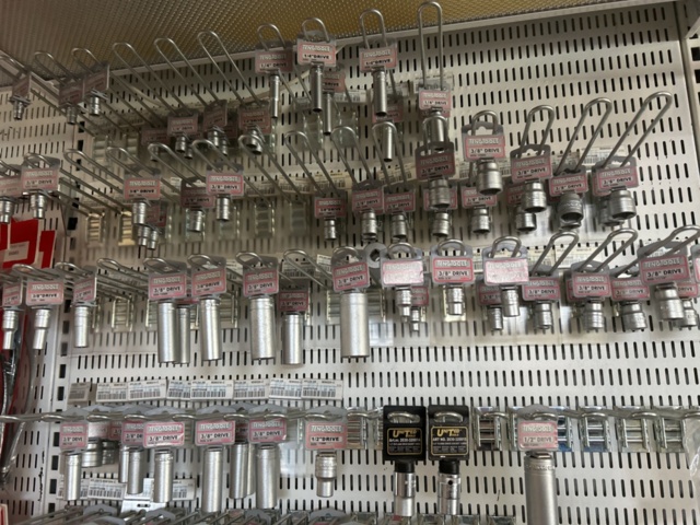 1332683-51 Reservdelslager med blandade fordonsdetaljer