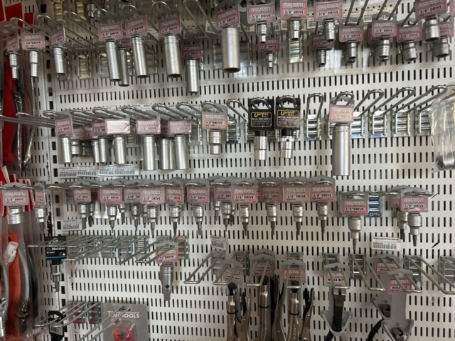 1332683-52 Reservdelslager med blandade fordonsdetaljer