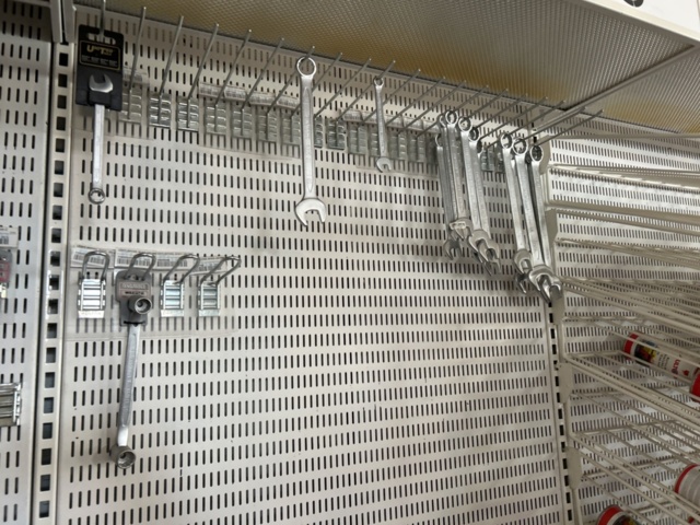 1332683-54 Reservdelslager med blandade fordonsdetaljer