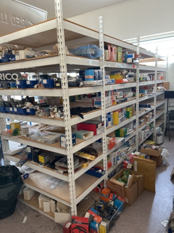 1332683-55 Reservdelslager med blandade fordonsdetaljer