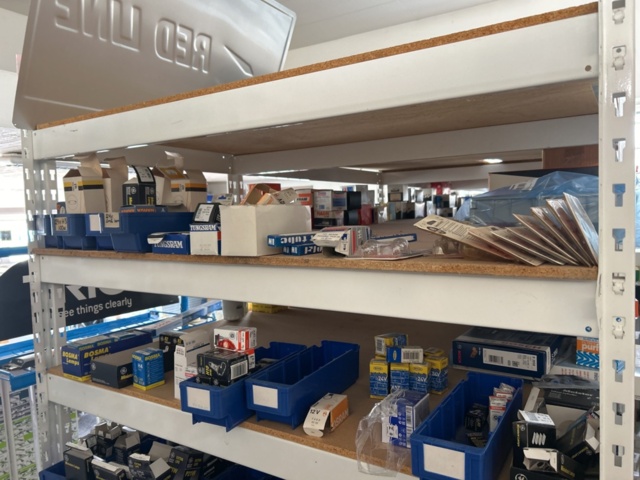 1332683-56 Reservdelslager med blandade fordonsdetaljer