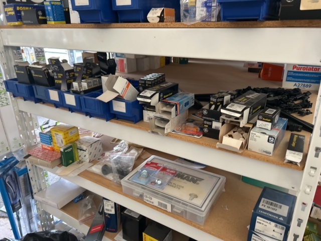 1332683-57 Reservdelslager med blandade fordonsdetaljer