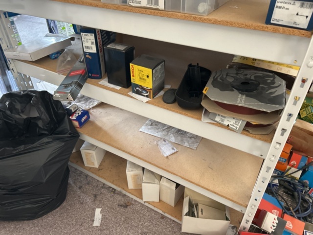 1332683-58 Reservdelslager med blandade fordonsdetaljer