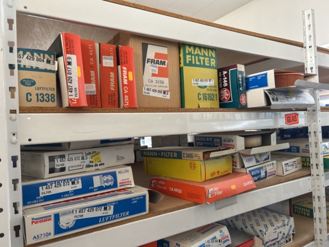 1332683-61 Reservdelslager med blandade fordonsdetaljer