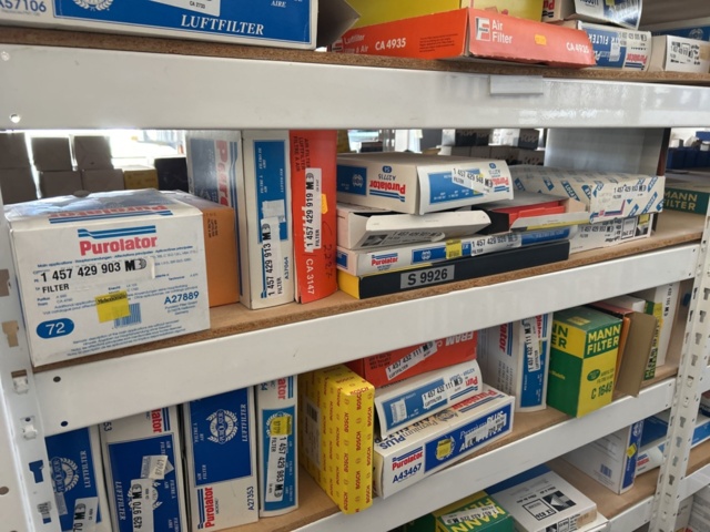 1332683-62 Reservdelslager med blandade fordonsdetaljer