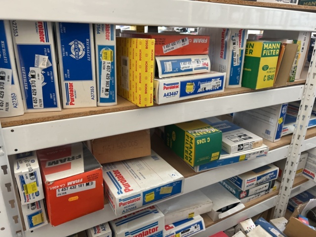 1332683-63 Reservdelslager med blandade fordonsdetaljer