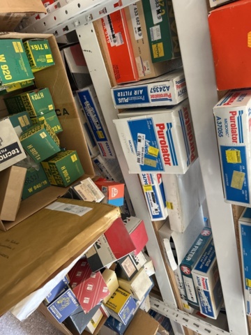 1332683-64 Reservdelslager med blandade fordonsdetaljer