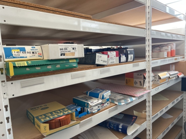 1332683-65 Reservdelslager med blandade fordonsdetaljer