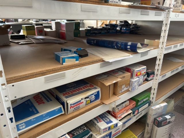 1332683-66 Reservdelslager med blandade fordonsdetaljer