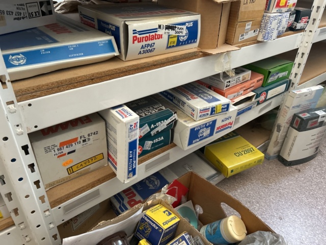 1332683-67 Reservdelslager med blandade fordonsdetaljer