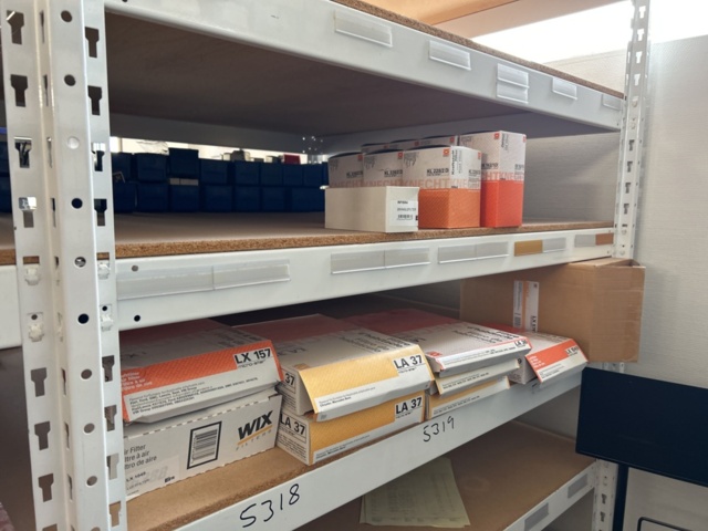 1332683-69 Reservdelslager med blandade fordonsdetaljer