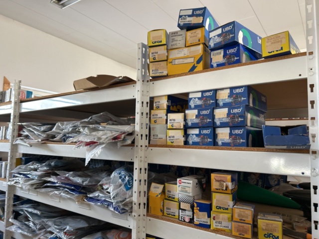 1332683-70 Reservdelslager med blandade fordonsdetaljer