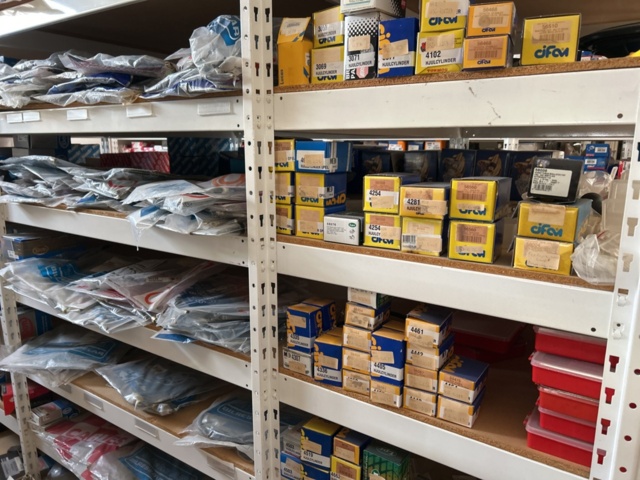 1332683-71 Reservdelslager med blandade fordonsdetaljer