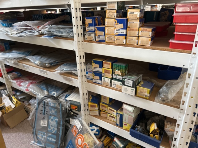 1332683-72 Reservdelslager med blandade fordonsdetaljer