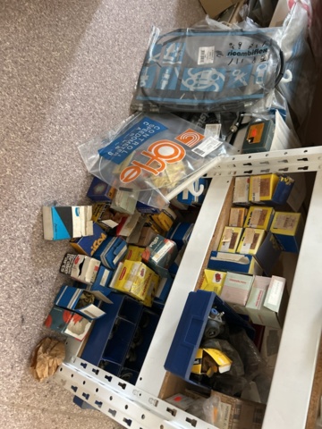 1332683-73 Reservdelslager med blandade fordonsdetaljer