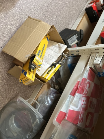 1332683-74 Reservdelslager med blandade fordonsdetaljer