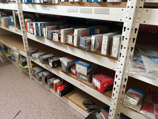 1332683-75 Reservdelslager med blandade fordonsdetaljer