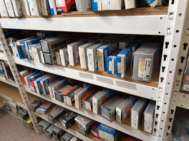 1332683-76 Reservdelslager med blandade fordonsdetaljer