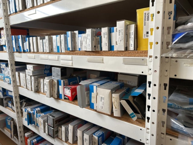 1332683-77 Reservdelslager med blandade fordonsdetaljer