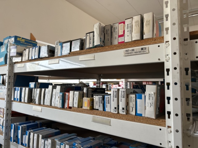 1332683-78 Reservdelslager med blandade fordonsdetaljer