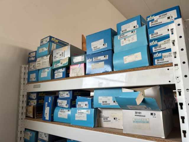 1332683-79 Reservdelslager med blandade fordonsdetaljer