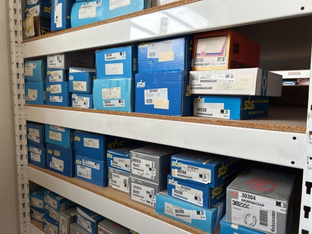 1332683-80 Reservdelslager med blandade fordonsdetaljer